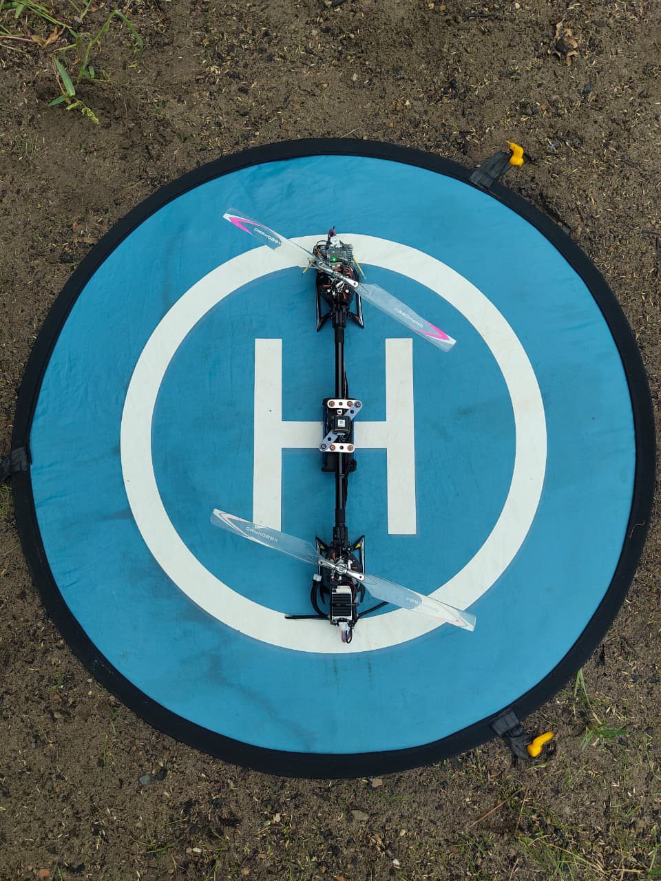 D.A.R.T. prototype with two rotors arranged one behind the other, photographed from above on a landing pad